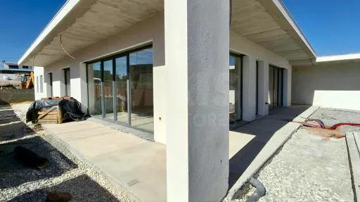 Moradia Térrea T4 com Suite Master, Piscina de Água Salgada, Garagem e Acabamentos Premium !