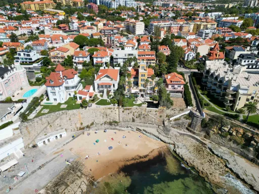 Moradia de T8 com Jardim em S. João do Estoril.