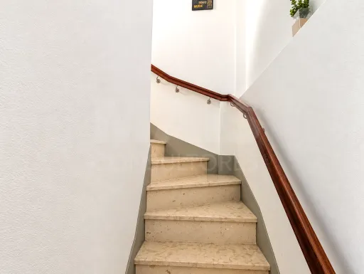 Moradia T2 mobilada e equipada com varanda | Seixal – Lourinhã