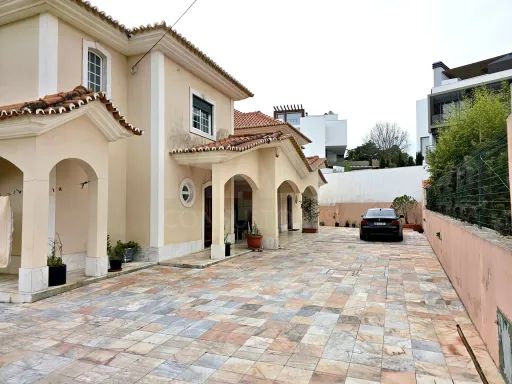 Moradia Geminada V4 com Logradouro e Estacionamento em Leceia - Oeiras