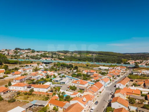 Terreno com Projeto para Moradia T3, Piscina, Garagem e Jardim em Olho Marinho, Óbidos