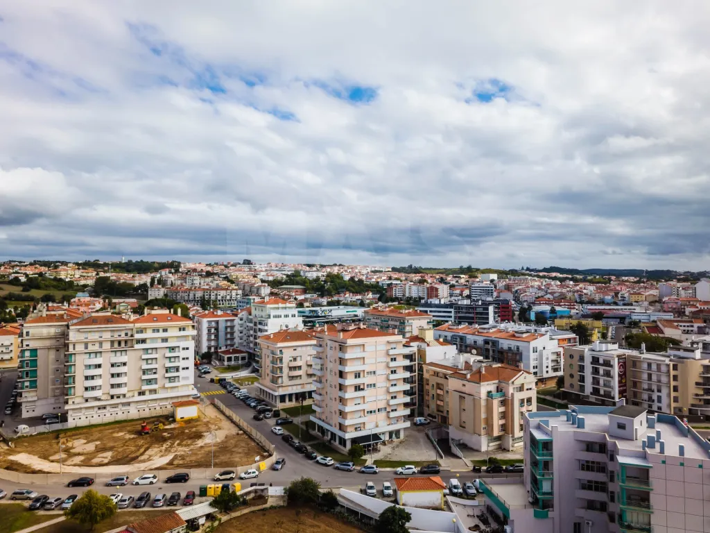 NÃO PUBLICAR Moradia T3 Semi-Nova no centro da cidade com garagem e terraço privativo