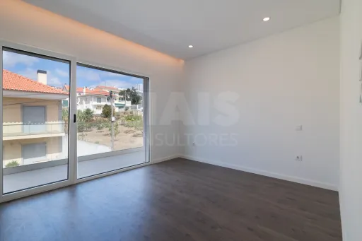 Moradia Geminada T4 + 1 com Piscina Famões