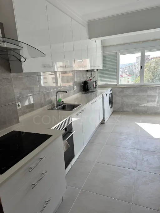 T2 com Cozinha Equipada e Varanda junto ao Metro de Odivelas