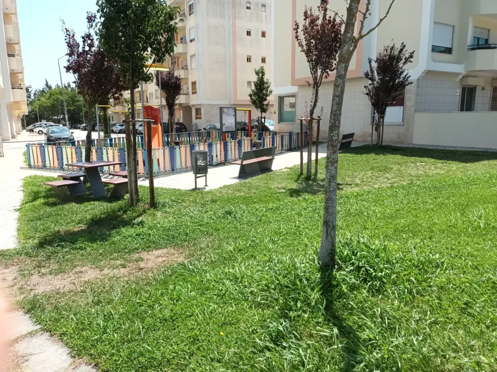 Apartamento T1+1(e loja) na Castanheira do Ribatejo.