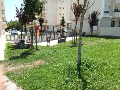 Apartamento T1+1(e loja) na Castanheira do Ribatejo.