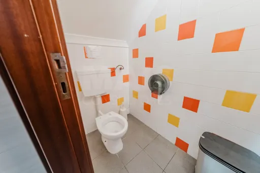 Prédio no centro de Peniche – com comércio e habitação, vista mar
