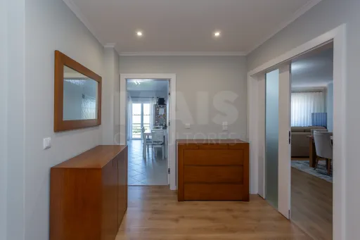 Magnificent T3 Alto Santa Catarina with 2 parking spaces and 2 storage rooms