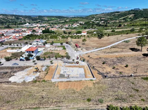 Moradia T3 Geminada c/ 1 Suite, Jardim, Parqueamento e Piscina! (LT2)