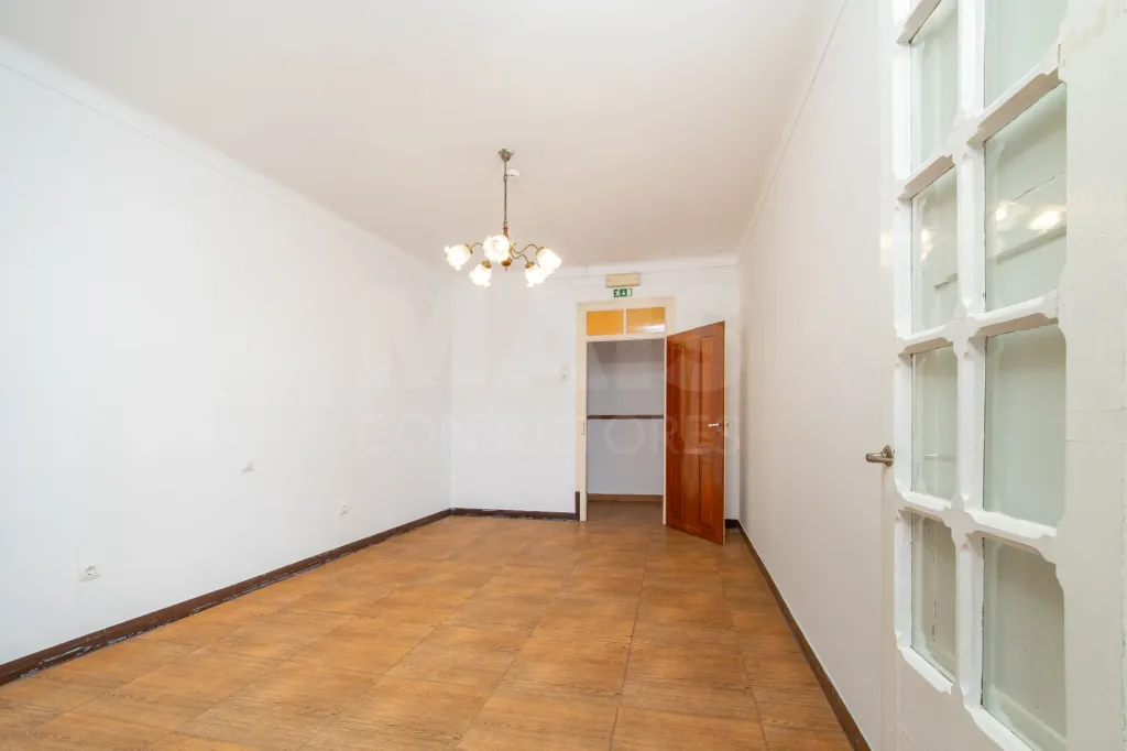 4-Bedroom House with Garage in Marinhais