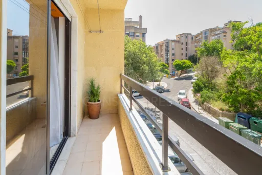 T2 com excelentes áreas, duas casas de banho e varandas em todas as divisões | Casal da Mira – Amadora