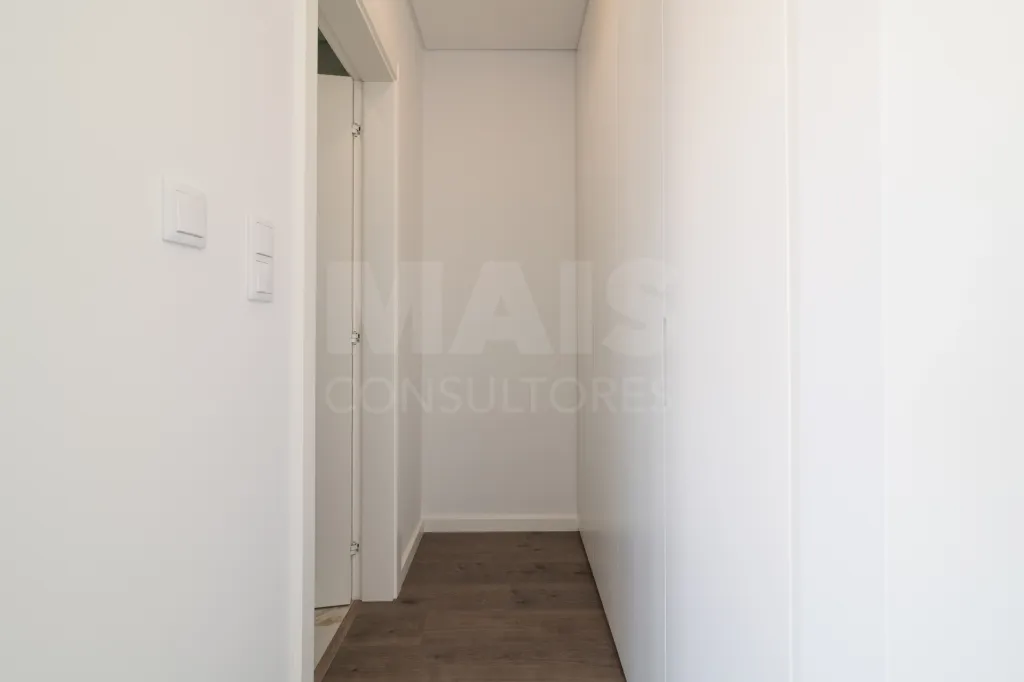 Moradia Geminada T4 + 1 com Piscina Famões