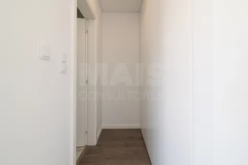 Moradia Geminada T4 + 1 com Piscina Famões