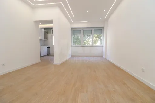 Apartamento Totalmente Remodelado T2 1º Andar com 2 Elevadores no Centro de Setúbal
