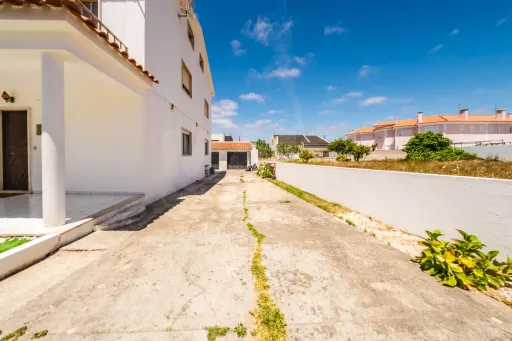 2-Bedroom Apartment with Private Backyards and Garage, 900 m from São Bernardino Beach