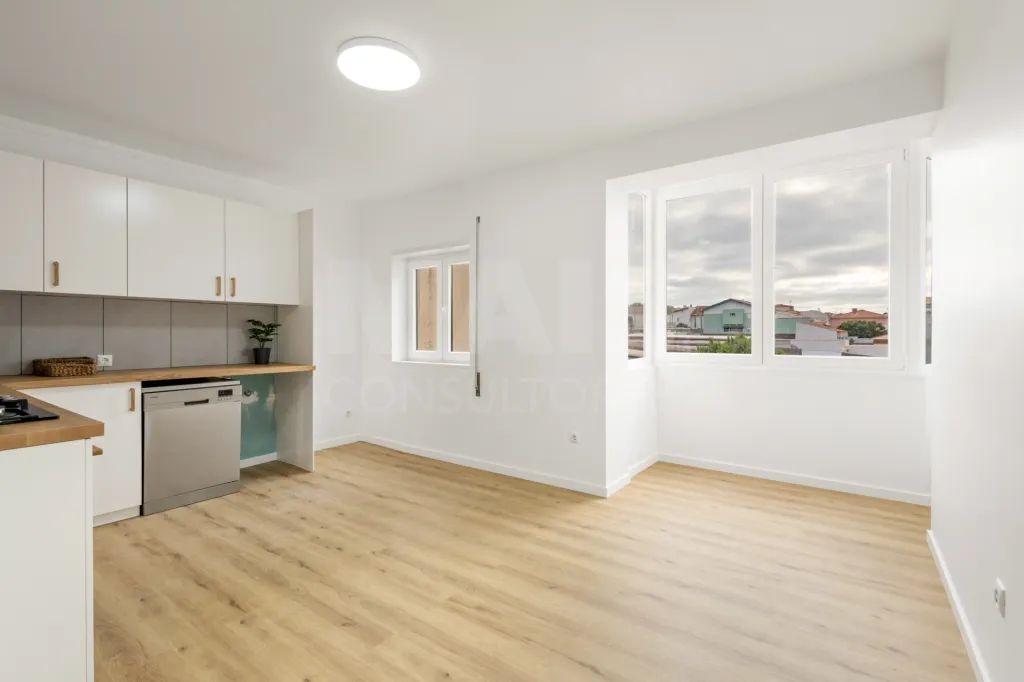 Apartamento T2 remodelado com 2 wc e varanda
