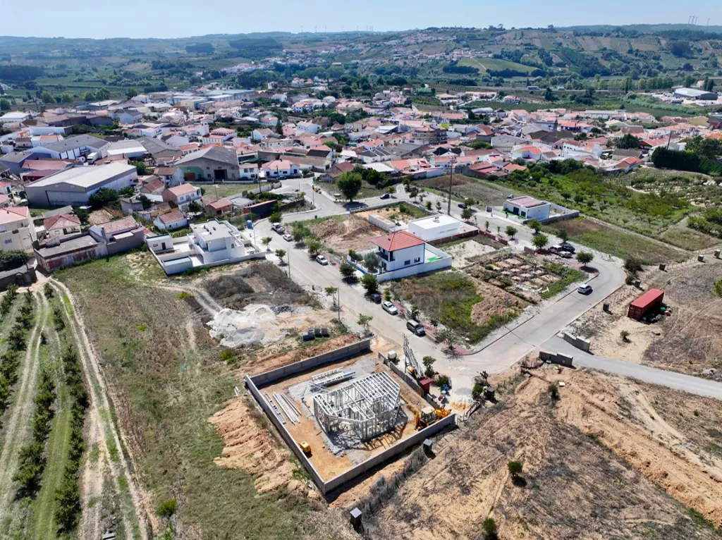 Moradia T3 Geminada c/ 1 Suite, Jardim, Parqueamento e Piscina! (LT2)