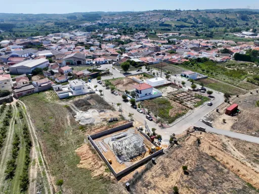 Moradia T3 Geminada c/ 1 Suite, Jardim, Parqueamento e Piscina! (LT2)
