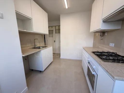 T3  remodelado na Damaia - Em frente à Estação de comboios