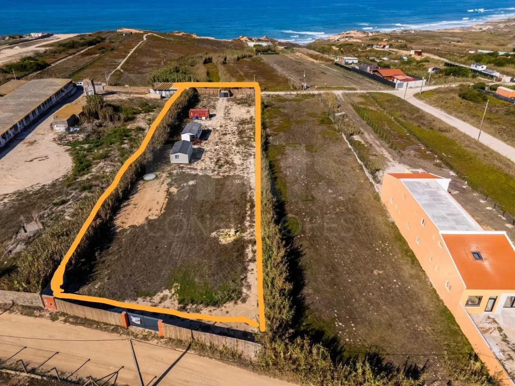 Rustic land with infrastructure and 2 prefabricated houses| 2 accesses | 500m from Almagreira beach