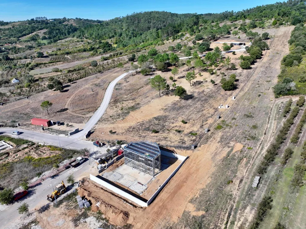 Moradia T3 Geminada c/ 1 Suite, Jardim, Parqueamento e Piscina! (LT2)