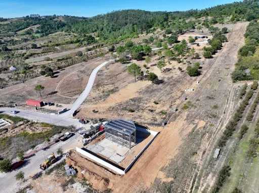 Moradia T3 Geminada c/ 1 Suite, Jardim, Parqueamento e Piscina! (LT2)