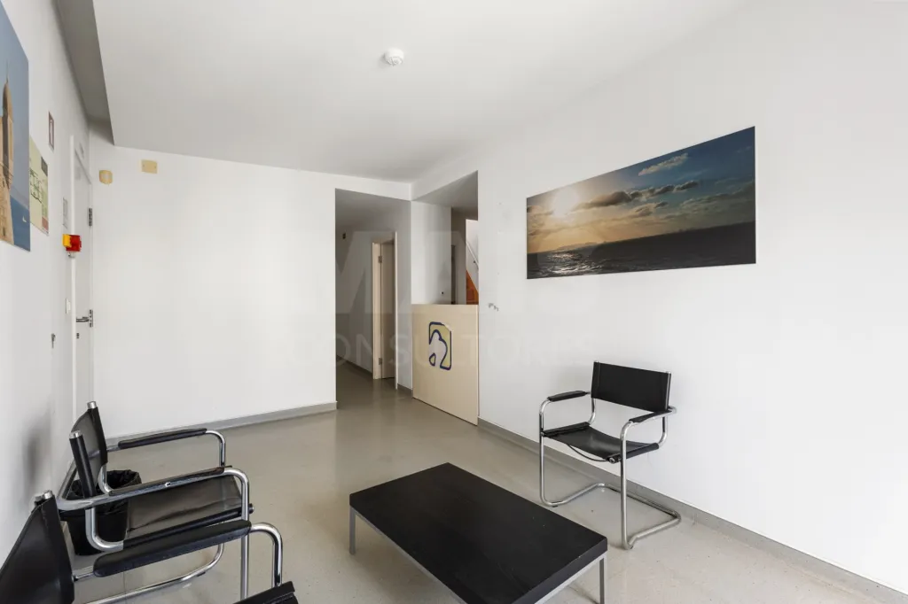 Oportunidade Única no Coração de Peniche — 124 m² com Potencial para Habitação