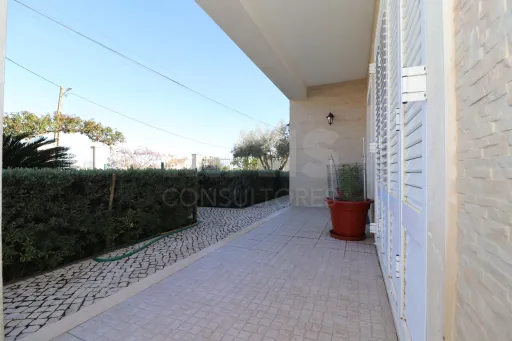 Moradia Térrea T4 Isolada, com Terreno e Garagem Samora Correia