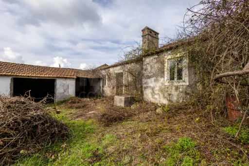 Moradia Térrea para Reabilitar com Terreno, Vista Mar e Vista Sítio da Nazaré – Bárrio, Alcobaça