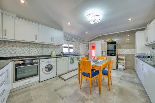 Viva com Espaço e Conforto: Moradia T4 com Anexo e Garagem em Coruche – Pronta a Habitar