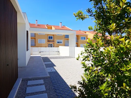 3 bedroom detached house with pool and garden !