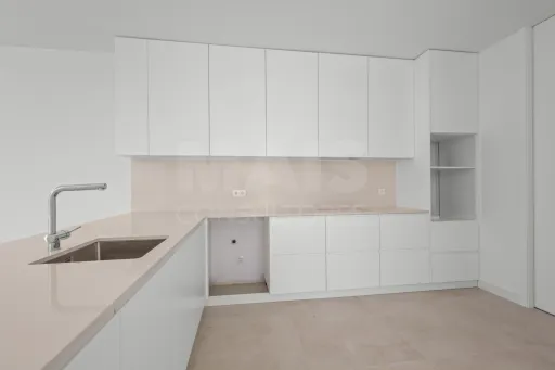 4-bedr. house on 2-hectare plot in Carvalhal