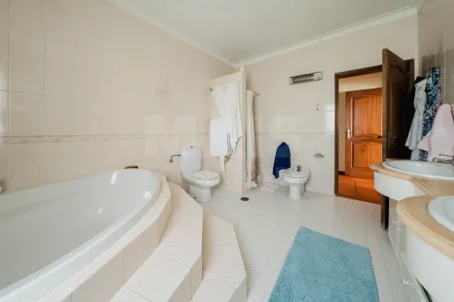 Propriedade única, a apenas 2 km de Alcobaça, com mais de 30.000 m² de terreno