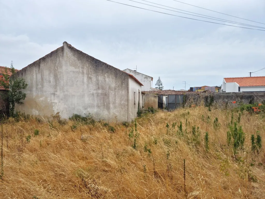 Moradia para Recuperação Total em Carregal, Óbidos | Lote de 490 m² | A apenas 3 km da Lagoa de Óbidos
