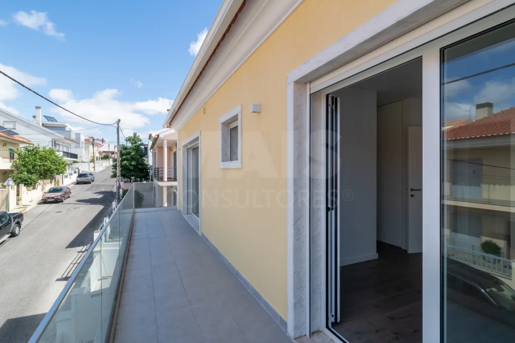 Moradia Geminada T4 + 1 com Piscina Famões
