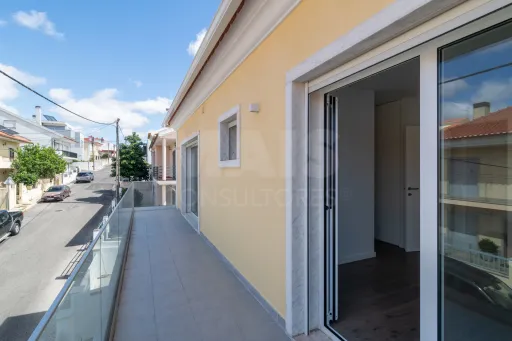Moradia Geminada T4 + 1 com Piscina Famões