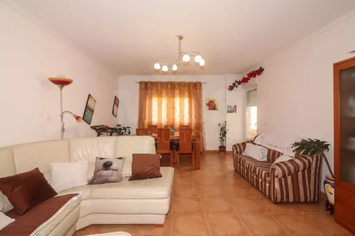 Spacious 3-bedroom apartment with suite, storage room and parking space in Carregado