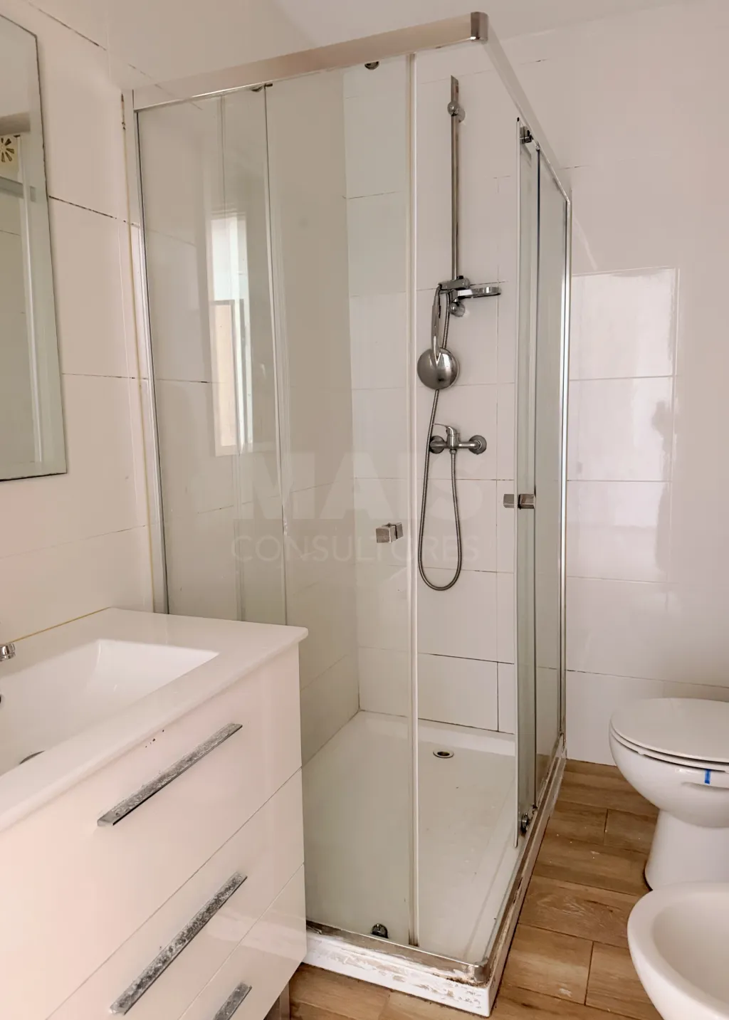 Prédio de Habitação e Comércio em Santa Iria de Azoia