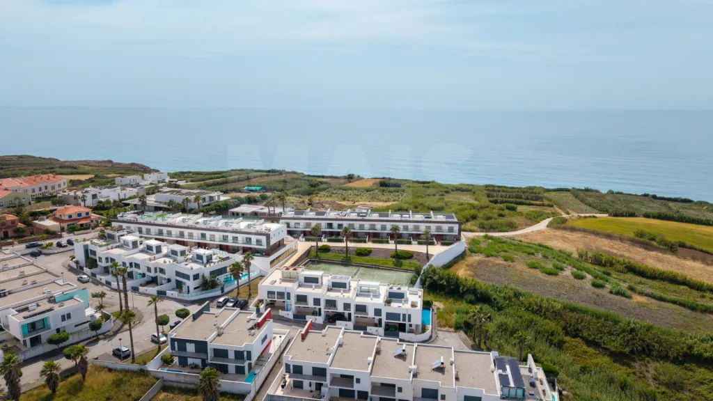 Moradia T4 com Vista Mar, Jacuzzi Panorâmico e Energia Solar | Lourinhã