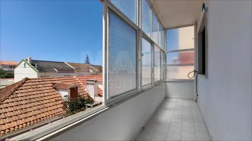 Apartamento T2 com Marquise e Despensa | 1º Andar | Perto das Praias