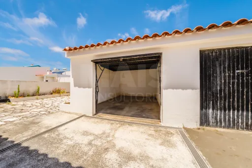 2-Bedroom Apartment with Private Backyards and Garage, 900 m from São Bernardino Beach