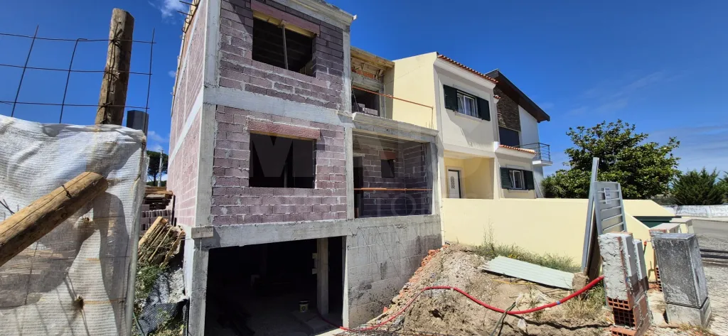 Moradia T3 Nova Geminada com Garagem, Jardim e Varandas – Caldas da Rainha