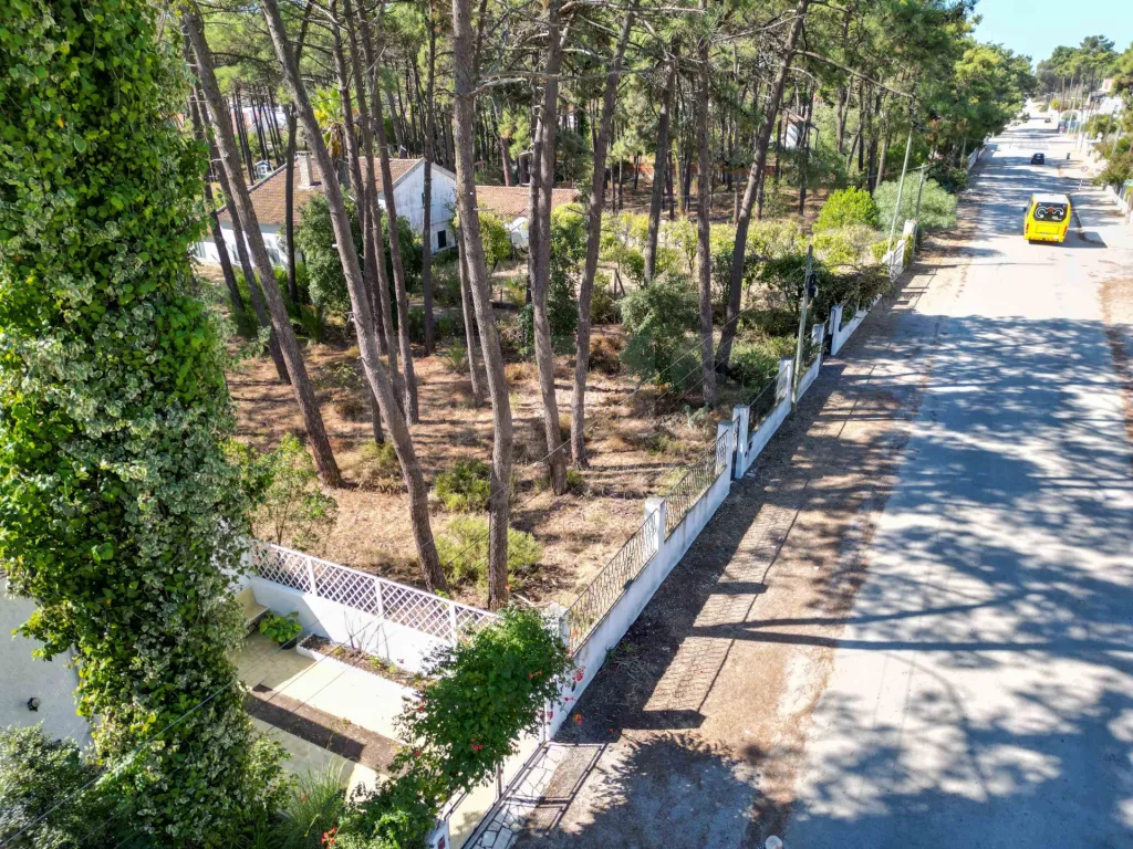 Lote Urbano para moradia(s) ou várias fracções na Aroeira Central