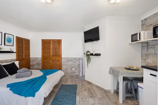 Moradia com 3 apartamentos e vista mar