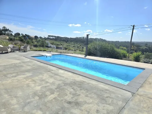 Moradia T4 térrea contemporânea com anexo T2 independente | Lote com 10.400 m² | Alvorninha