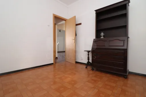 2-Bedroom Ground-Floor Apartment with Patio in Porto Alto