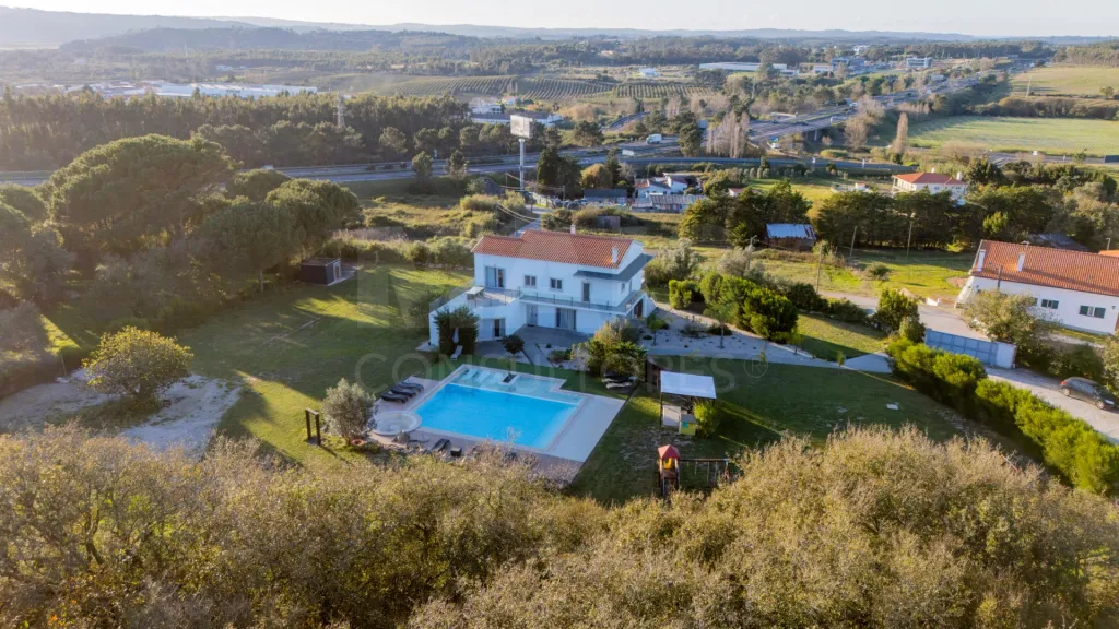 Propriedade com 3 apartamentos e piscina em Óbidos