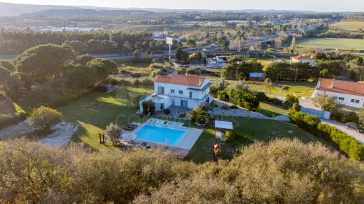Propriedade com 3 apartamentos e piscina em Óbidos