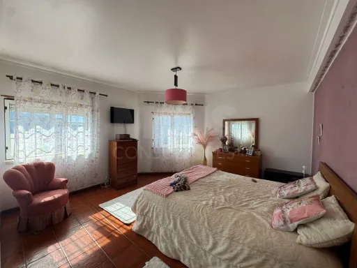 Moradia T3 com sótão e garagem em Casais do Júlio