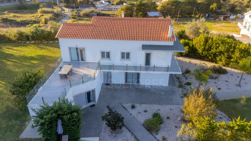 Propriedade com 3 apartamentos e piscina em Óbidos